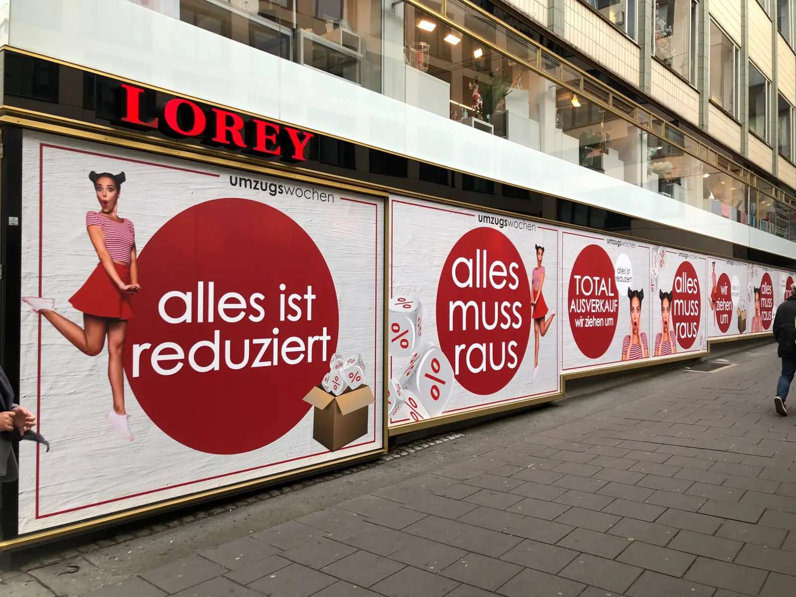 Schaufensterwerbung für den Umzugsverkauf bei LOREY in Frankfurt